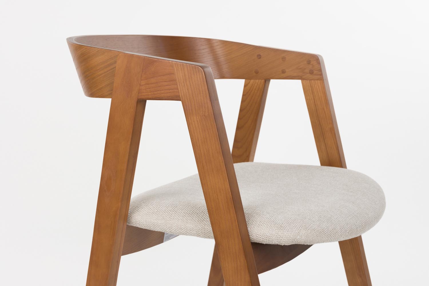 Stuhl Mads in Walnuss präsentiert im Onlineshop von KAQTU Design AG. Stuhl ist von Zuiver