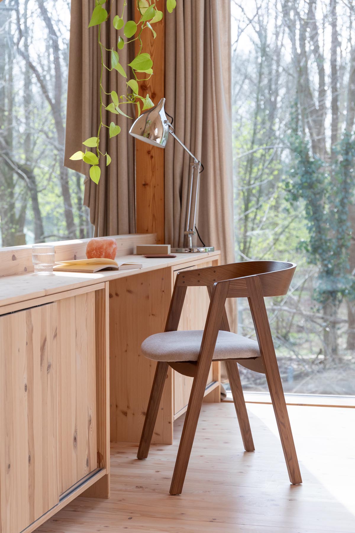 Stuhl Mads in Braun präsentiert im Onlineshop von KAQTU Design AG. Stuhl ist von Zuiver