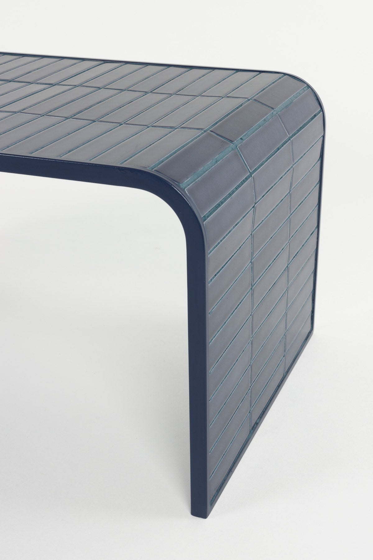 Sofatisch Tiles in blau präsentiert im Onlineshop von KAQTU Design AG. Couchtisch ist von Zuiver