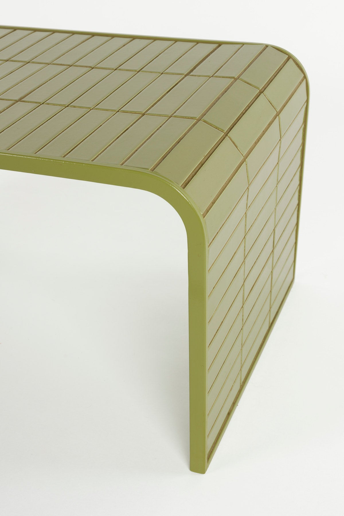 Sofatisch Tiles in Grün präsentiert im Onlineshop von KAQTU Design AG. Couchtisch ist von Zuiver