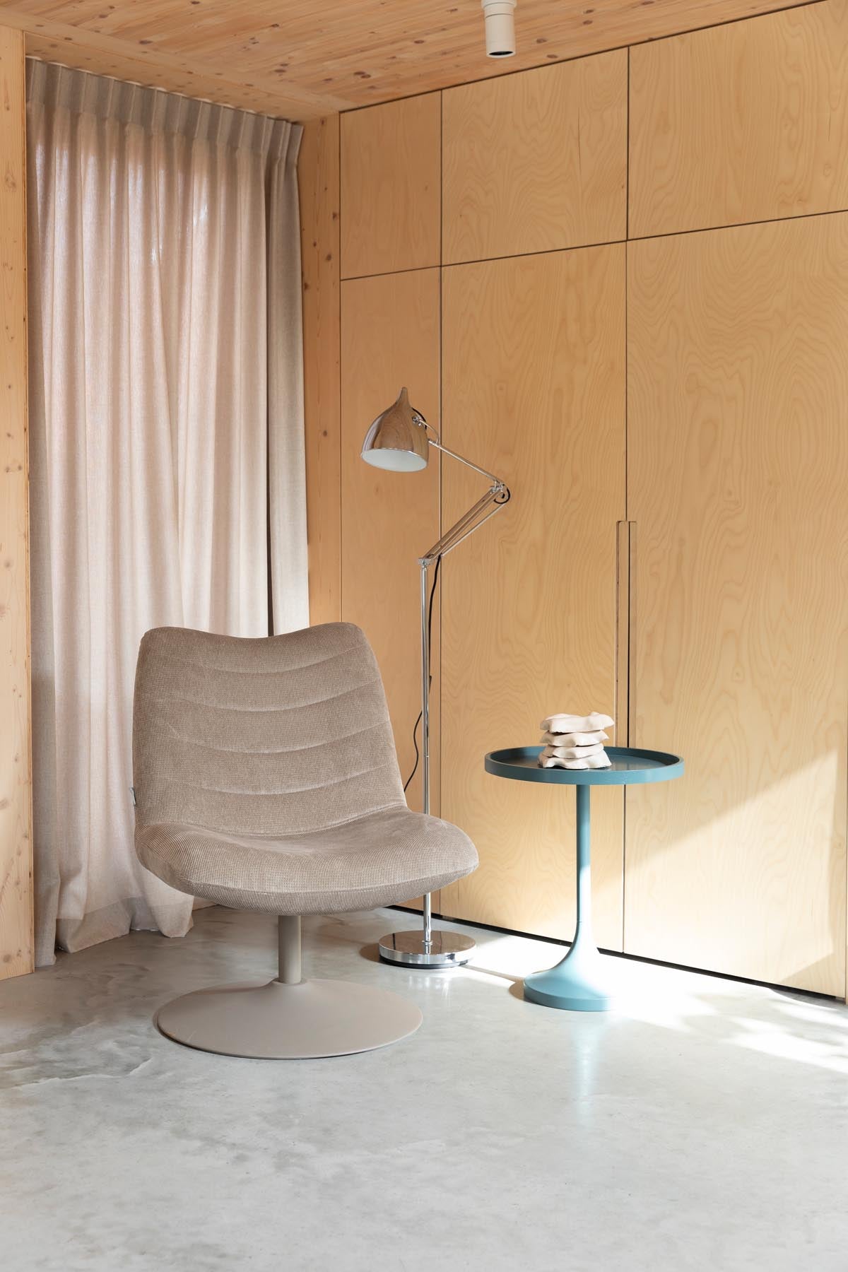 Stehleuchte Reader Chrome in Silber präsentiert im Onlineshop von KAQTU Design AG. Stehleuchte ist von Zuiver