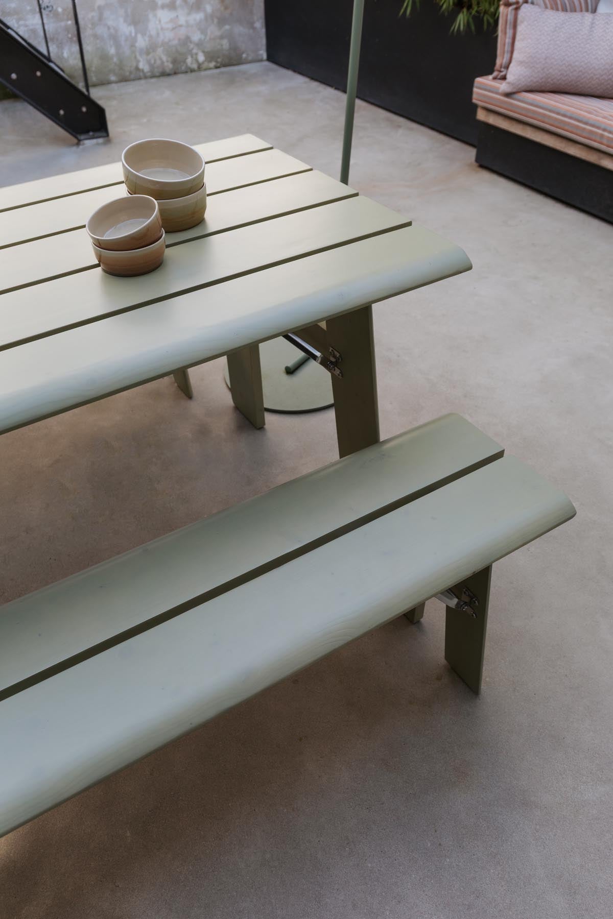Gartentisch Avenue Desert Sage in Grün präsentiert im Onlineshop von KAQTU Design AG. Gartentisch ist von Zuiver