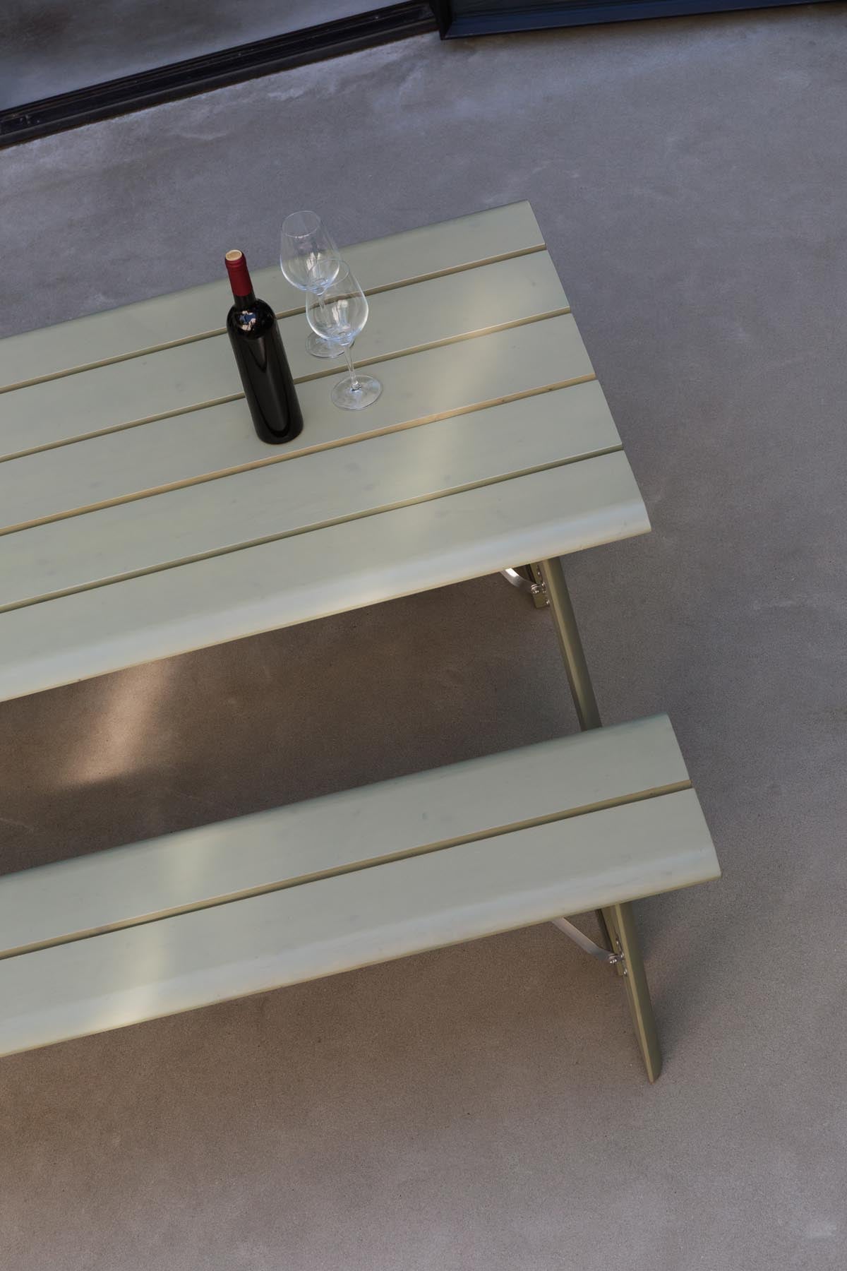 Gartentisch Avenue Desert Sage in Grün präsentiert im Onlineshop von KAQTU Design AG. Gartentisch ist von Zuiver