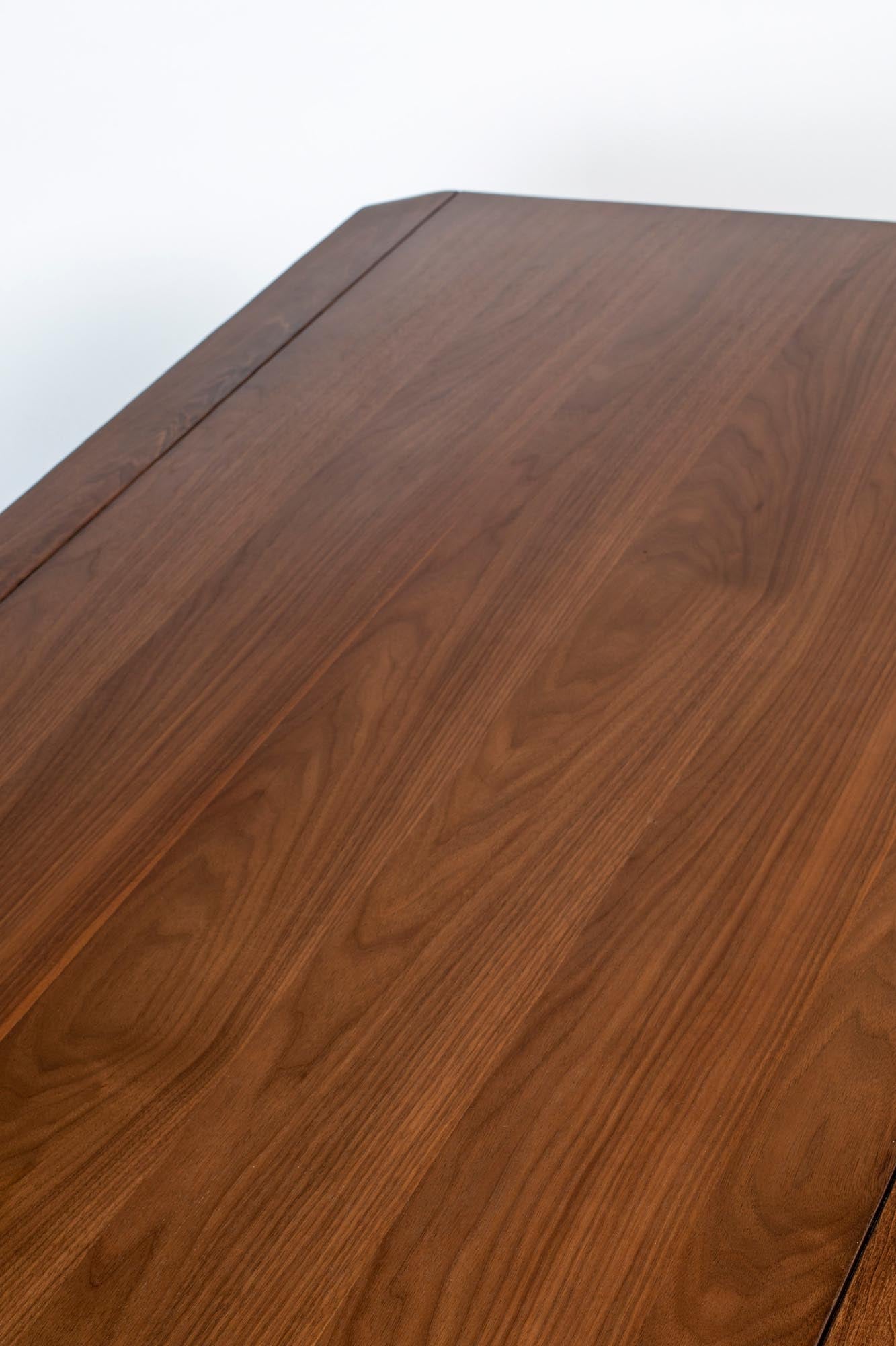 Tisch Storm in Walnuss präsentiert im Onlineshop von KAQTU Design AG. Tischleuchte ist von Zuiver