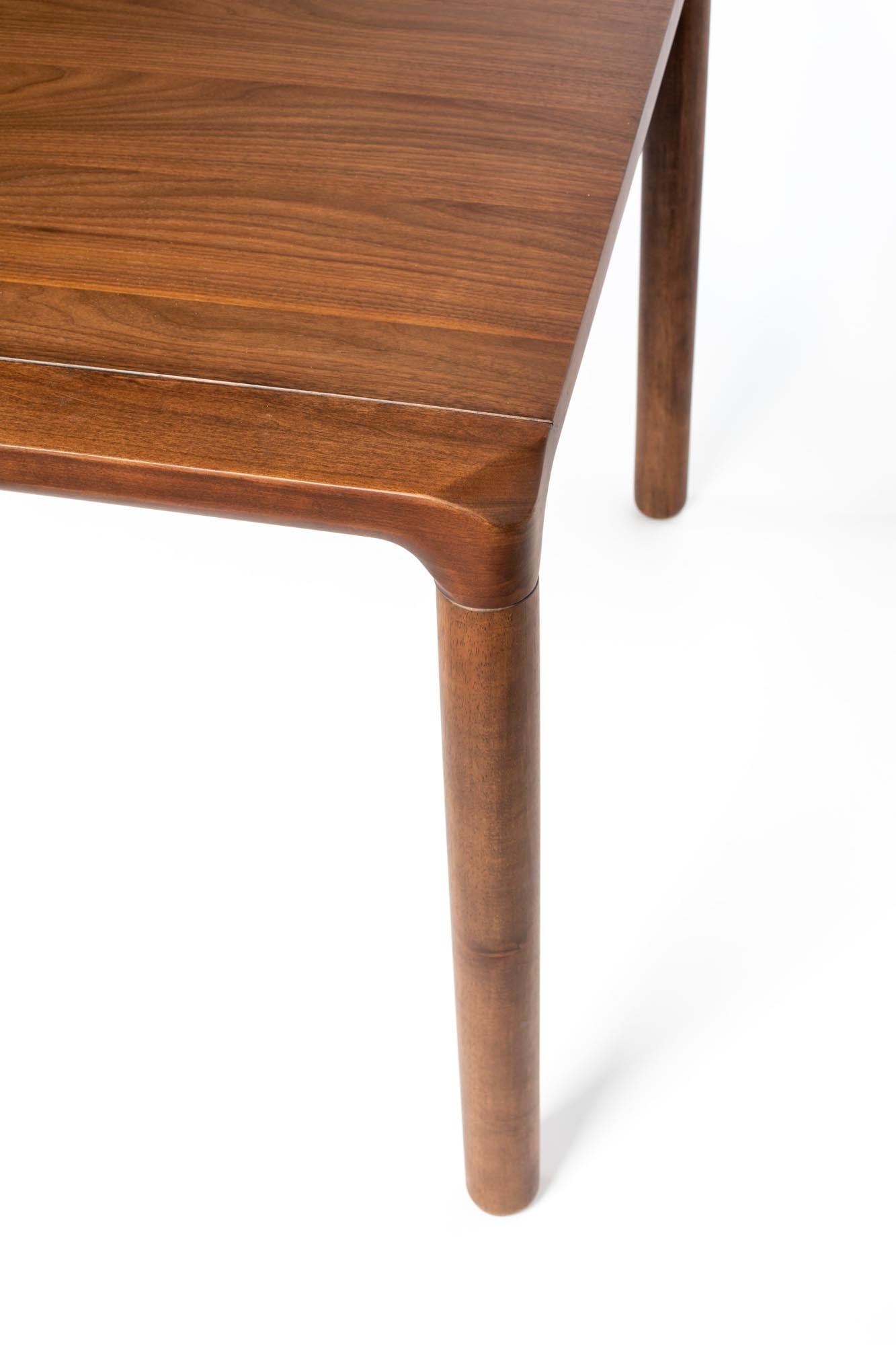 Tisch Storm in Walnuss präsentiert im Onlineshop von KAQTU Design AG. Tischleuchte ist von Zuiver