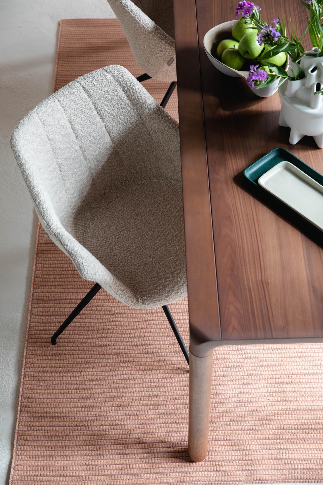 Tisch Storm in Walnuss präsentiert im Onlineshop von KAQTU Design AG. Tischleuchte ist von Zuiver
