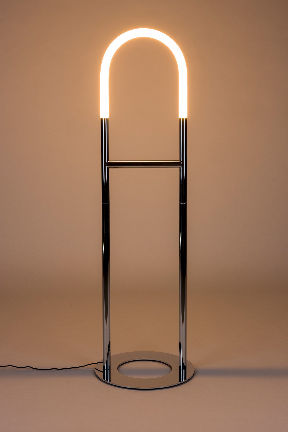 Stehleuchte Arch in Silber präsentiert im Onlineshop von KAQTU Design AG. Stehleuchte ist von Zuiver