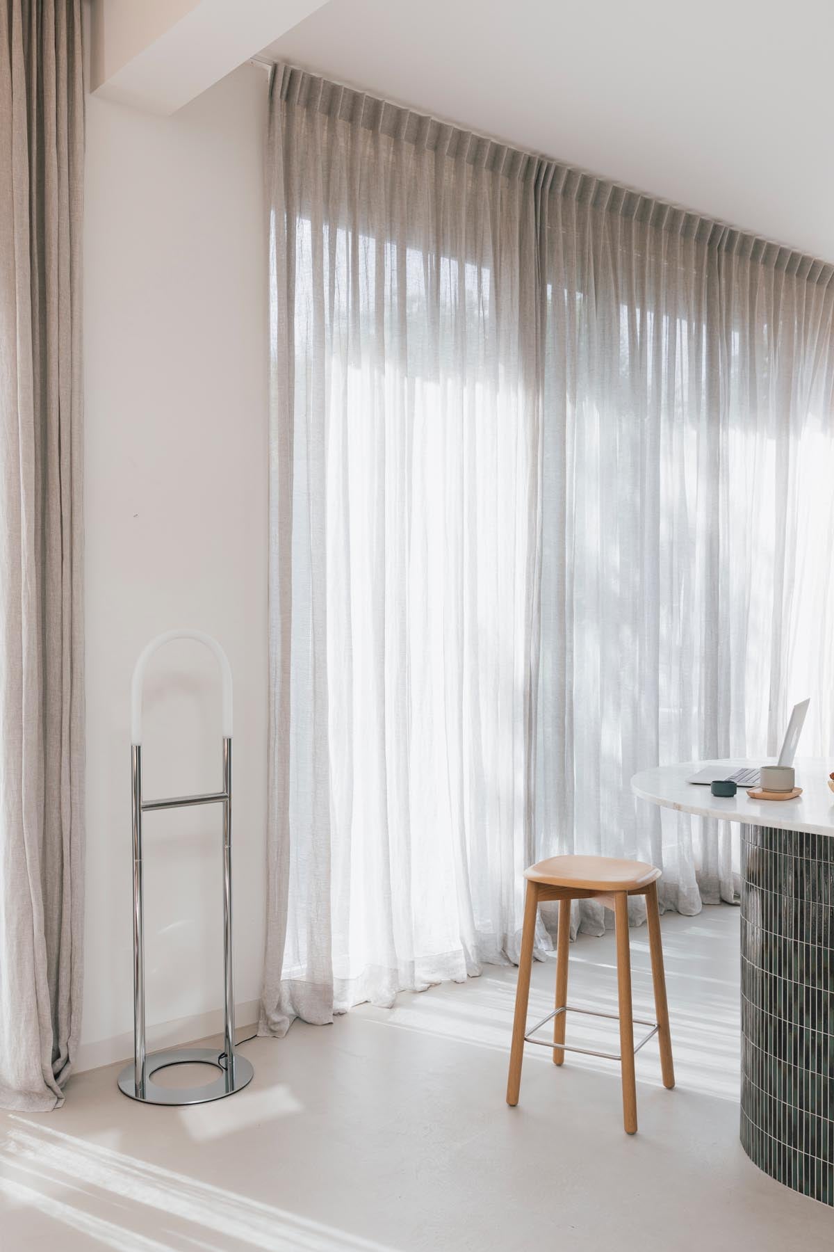 Stehleuchte Arch in Silber präsentiert im Onlineshop von KAQTU Design AG. Stehleuchte ist von Zuiver