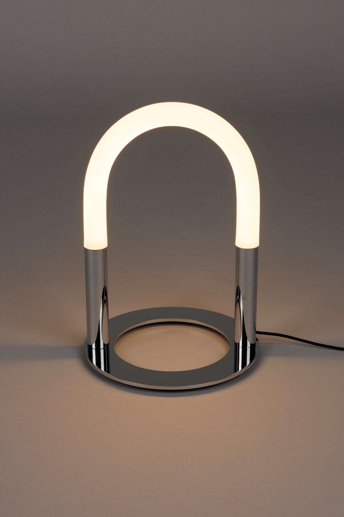 Stehleuchte Arch in Silber präsentiert im Onlineshop von KAQTU Design AG. Stehleuchte ist von Zuiver