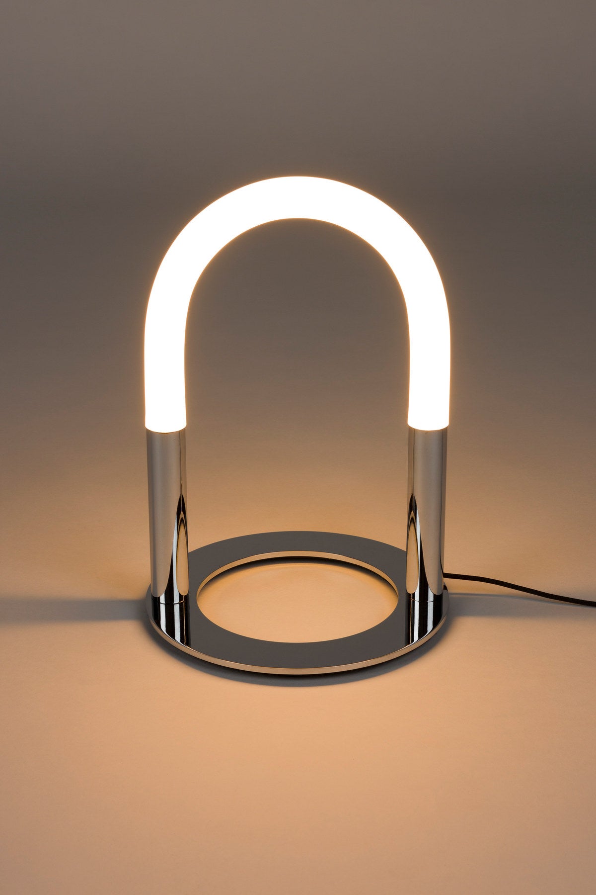 Stehleuchte Arch in Silber präsentiert im Onlineshop von KAQTU Design AG. Stehleuchte ist von Zuiver
