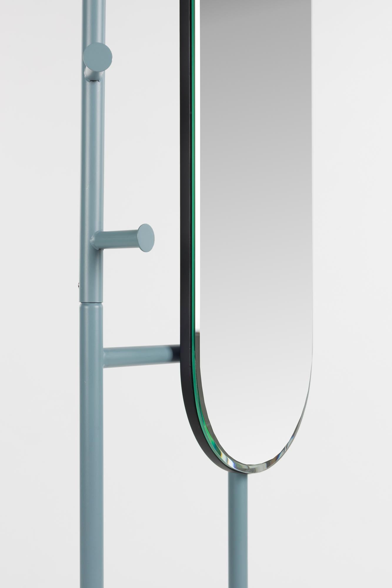 Standspiegel Vero Blue in blau präsentiert im Onlineshop von KAQTU Design AG. Spiegel ist von Zuiver
