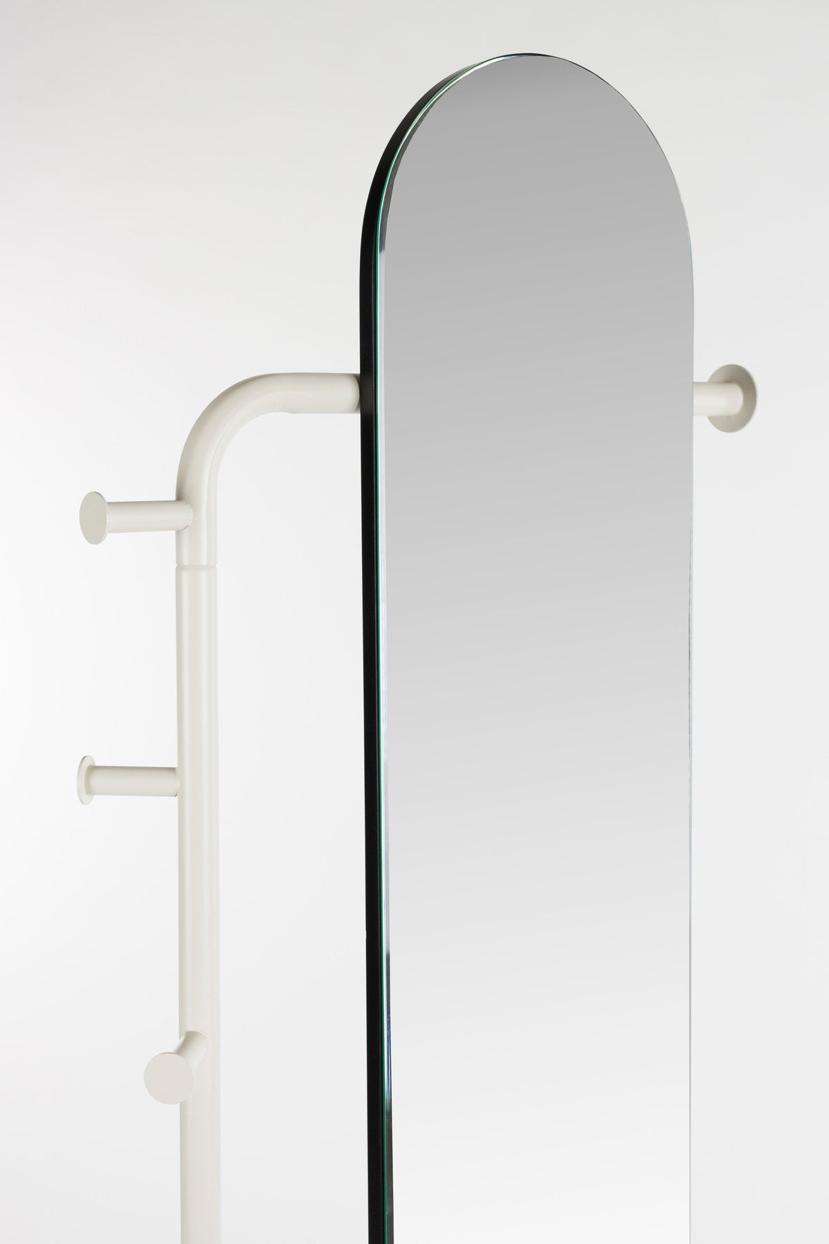 Standspiegel Vero Beige in beige präsentiert im Onlineshop von KAQTU Design AG. Tischspiegel ist von Zuiver