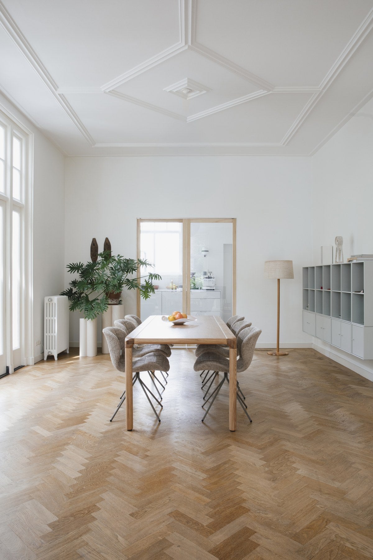 Beige Stehleuchte Elton mit Holzfuss aus Gummibaumholz und grossem Baumwollschirm