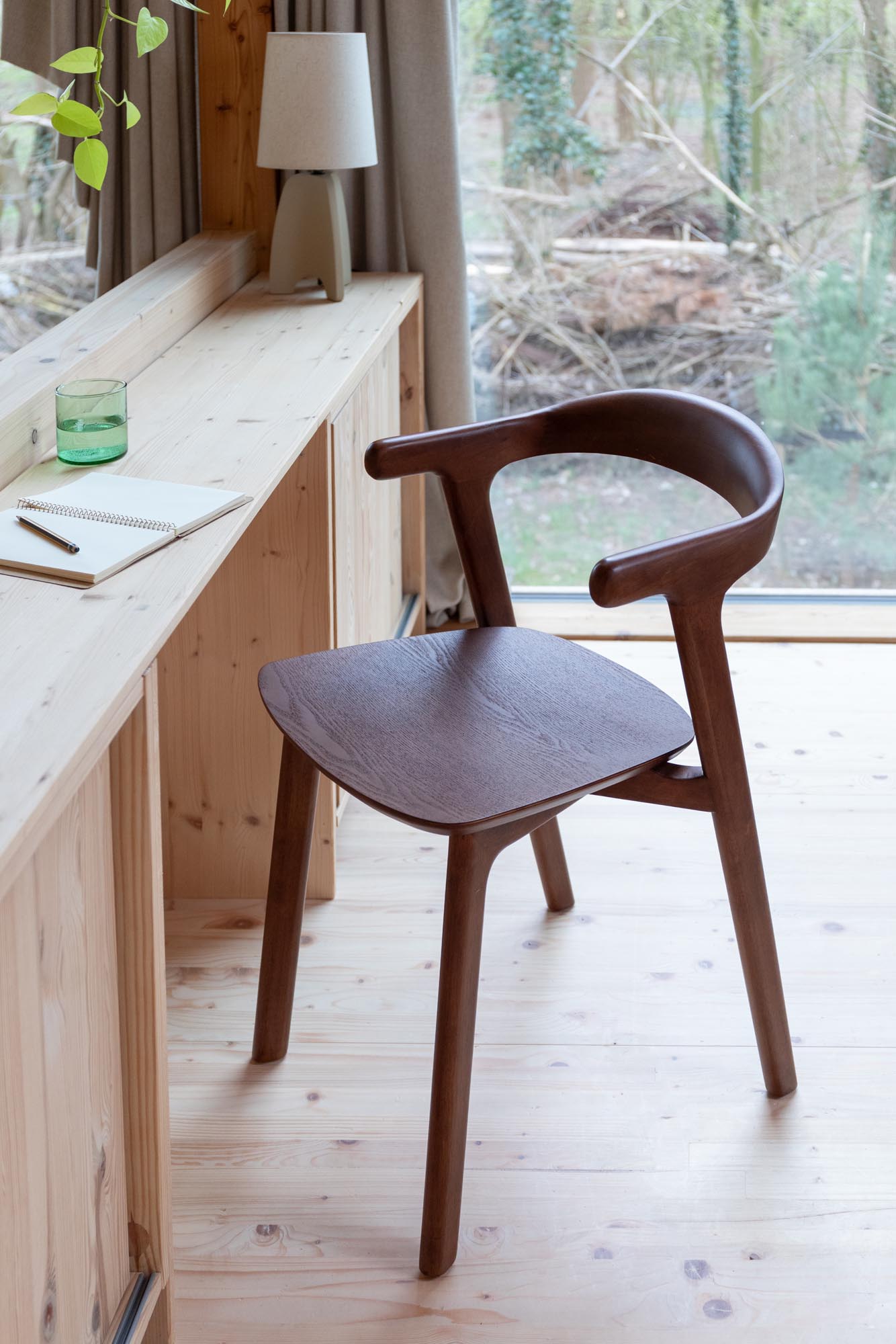 Stuhl Northwood in Walnuss präsentiert im Onlineshop von KAQTU Design AG. Stuhl ist von Zuiver
