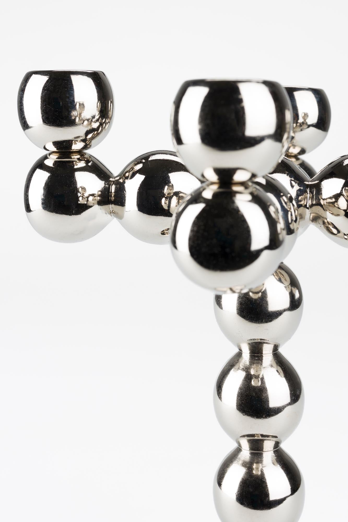 Verleihen Sie Ihrem Wohnraum mit dem Kerzenständer Bubbles Four Shiny Silver von Zuiver einen Hauch von Luxus und Stil – perfekt für jede Feier!