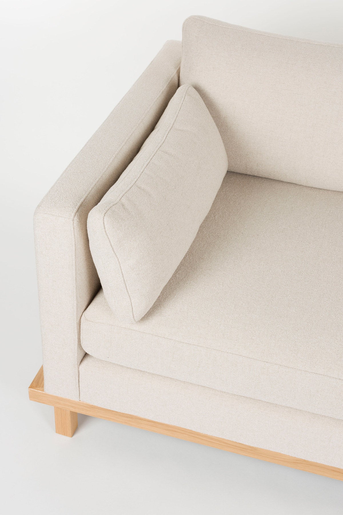Sofa Blossom 3-Sitzer in Creme präsentiert im Onlineshop von KAQTU Design AG. 3er Sofa ist von Zuiver