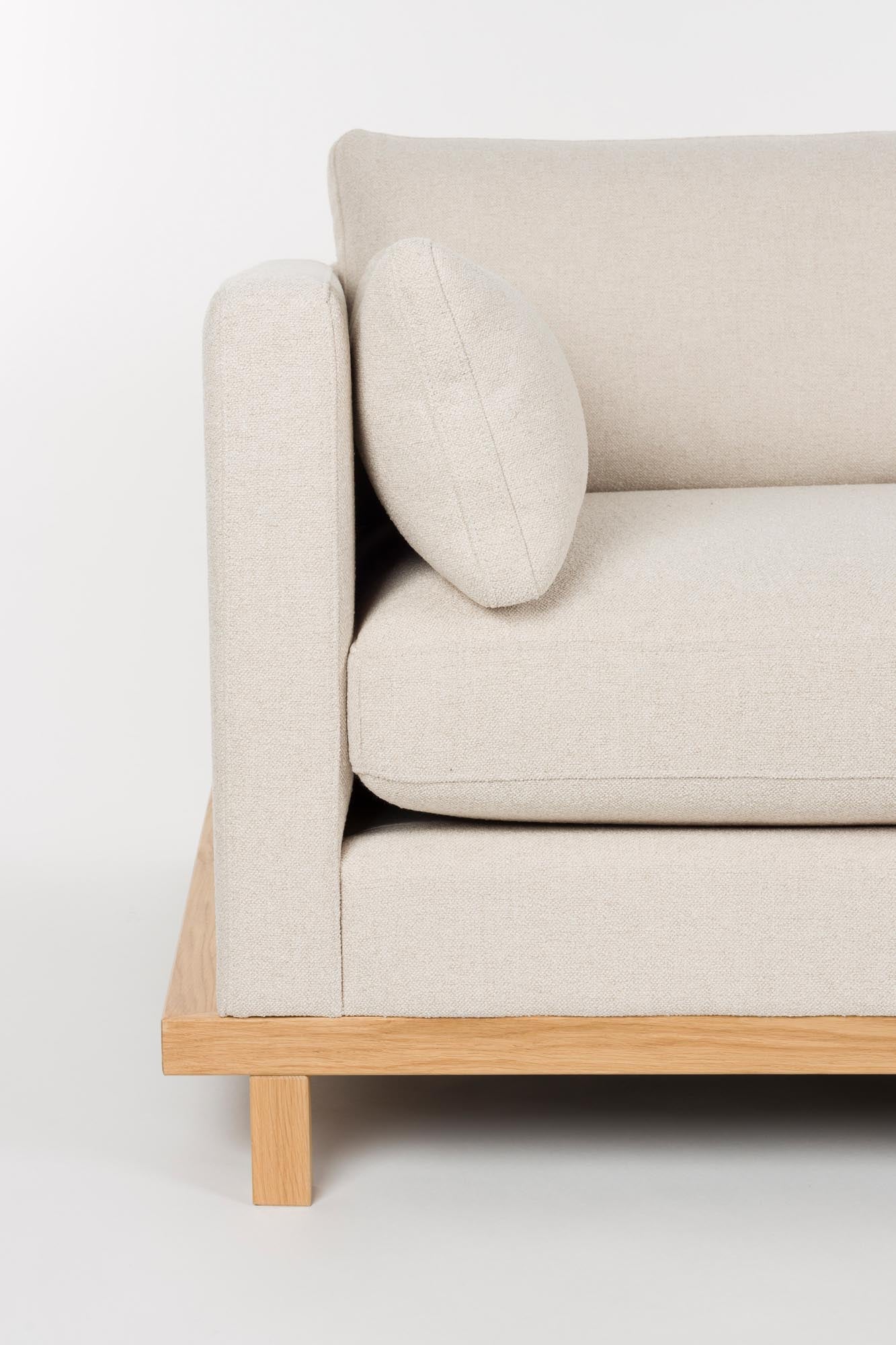 Erleben Sie das elegante 4,5-Sitzer Sofa Blossom von Zuiver in sanften Sandtönen – ideal für ein modernes Wohnambiente.