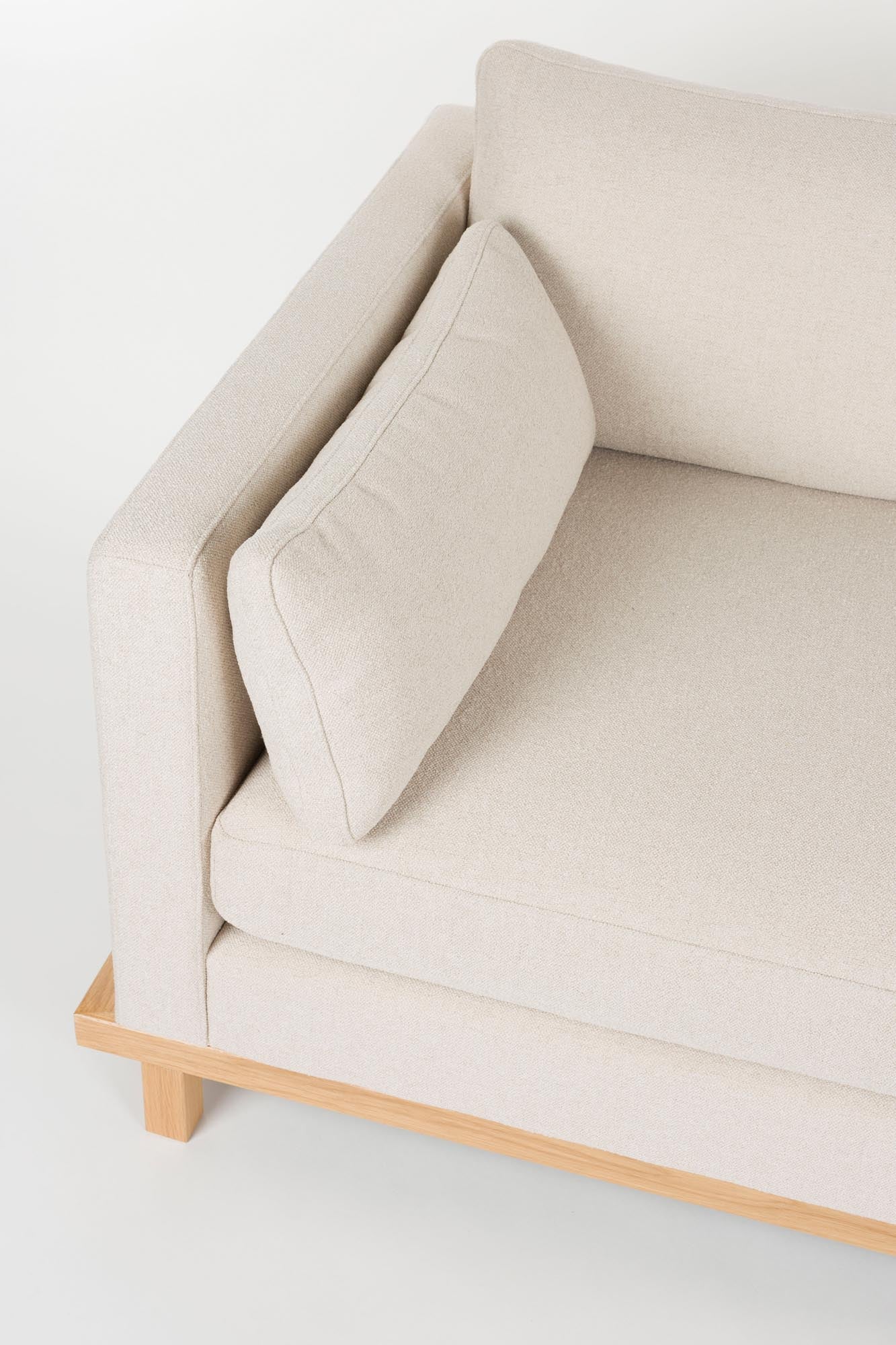Erleben Sie das elegante 4,5-Sitzer Sofa Blossom von Zuiver in sanften Sandtönen – ideal für ein modernes Wohnambiente.