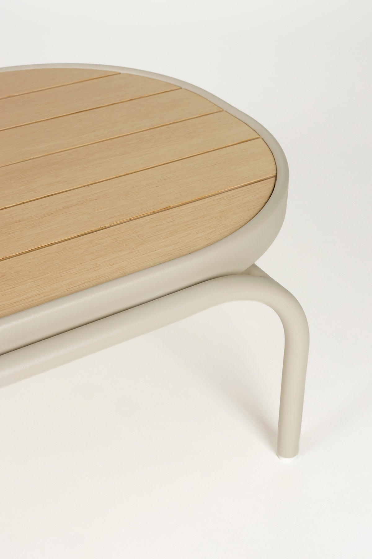 Outdoor-Set Vista + Sofatisch Vista in beige präsentiert im Onlineshop von KAQTU Design AG. Loungeset ist von Zuiver
