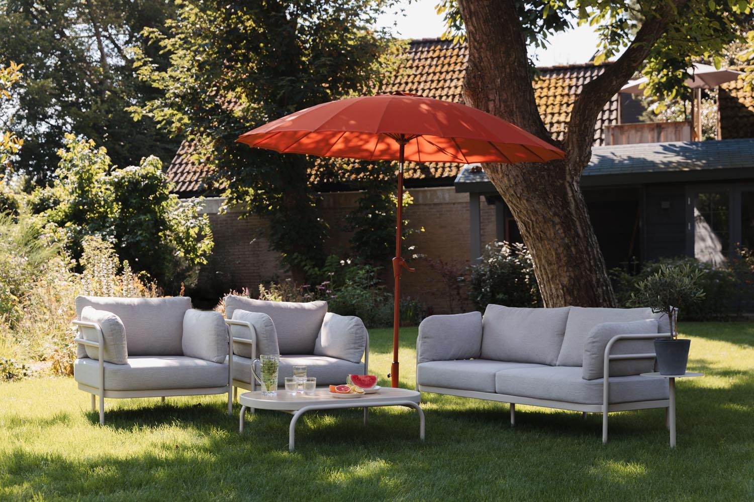 Gestalten Sie Ihre Terrasse mit dem Outdoor-Set Vista von Zuiver. Modernes Design, bequeme Kissen und ein stilvoller Sofatisch für entspannte Stunden.