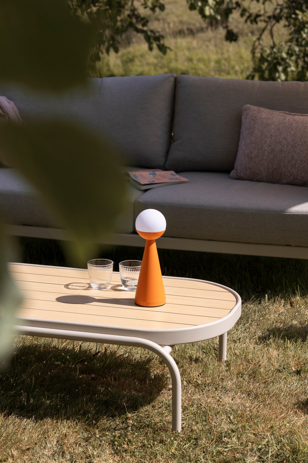 Outdoor-Set Vista + Sofatisch Vista in beige präsentiert im Onlineshop von KAQTU Design AG. Loungeset ist von Zuiver