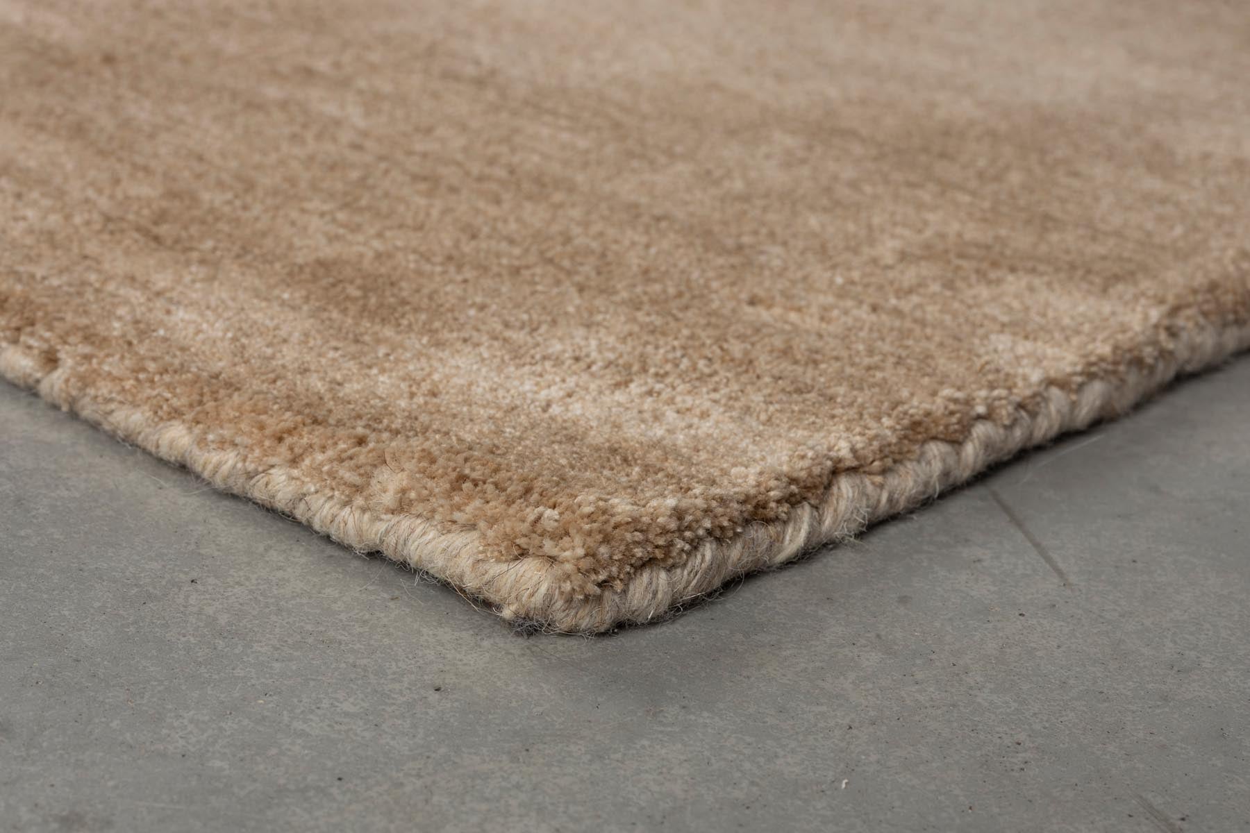 Moderner Teppich Luwte in neutralen Beige- und Grautönen, 200x300 cm, perfekt für gemütliche und elegante Wohnambiente. Hochwertige Qualität von Zuiver.