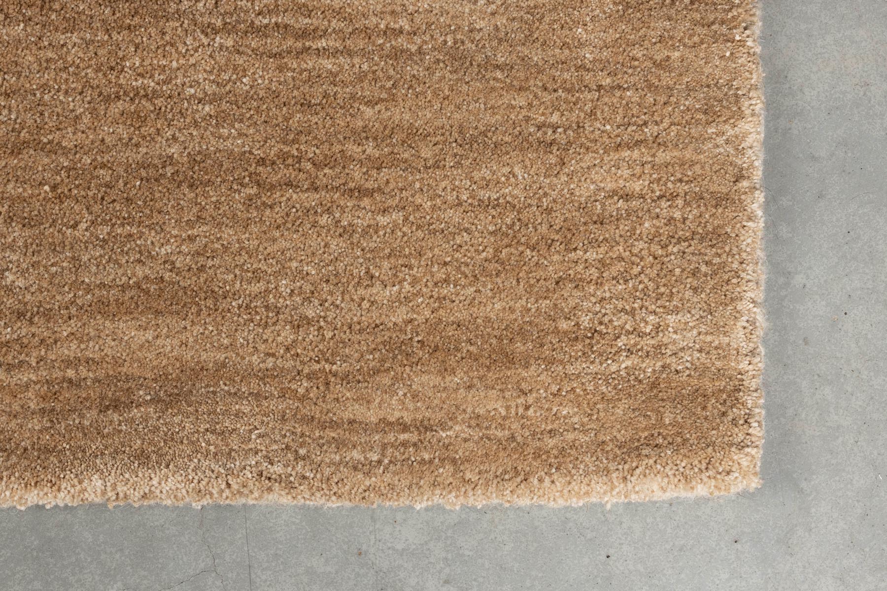 Eleganter Teppich Luwte in sanften Beige- und Grautönen, 200x300 cm, ideal für stilvolle Wohnräume. Hochwertige Verarbeitung von Zuiver.