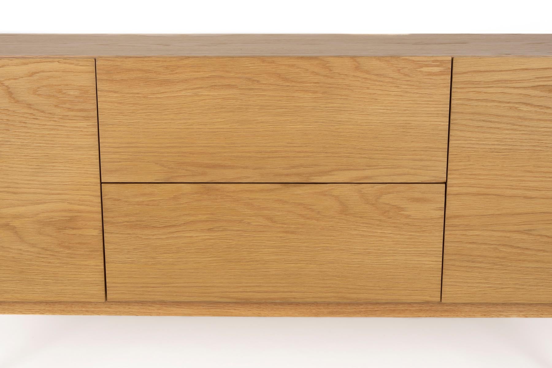 Eleganter, hoher Holzschrank in warmen Beigetönen von Zuiver, ideal für eine geschmackvolle und praktische Einrichtung.