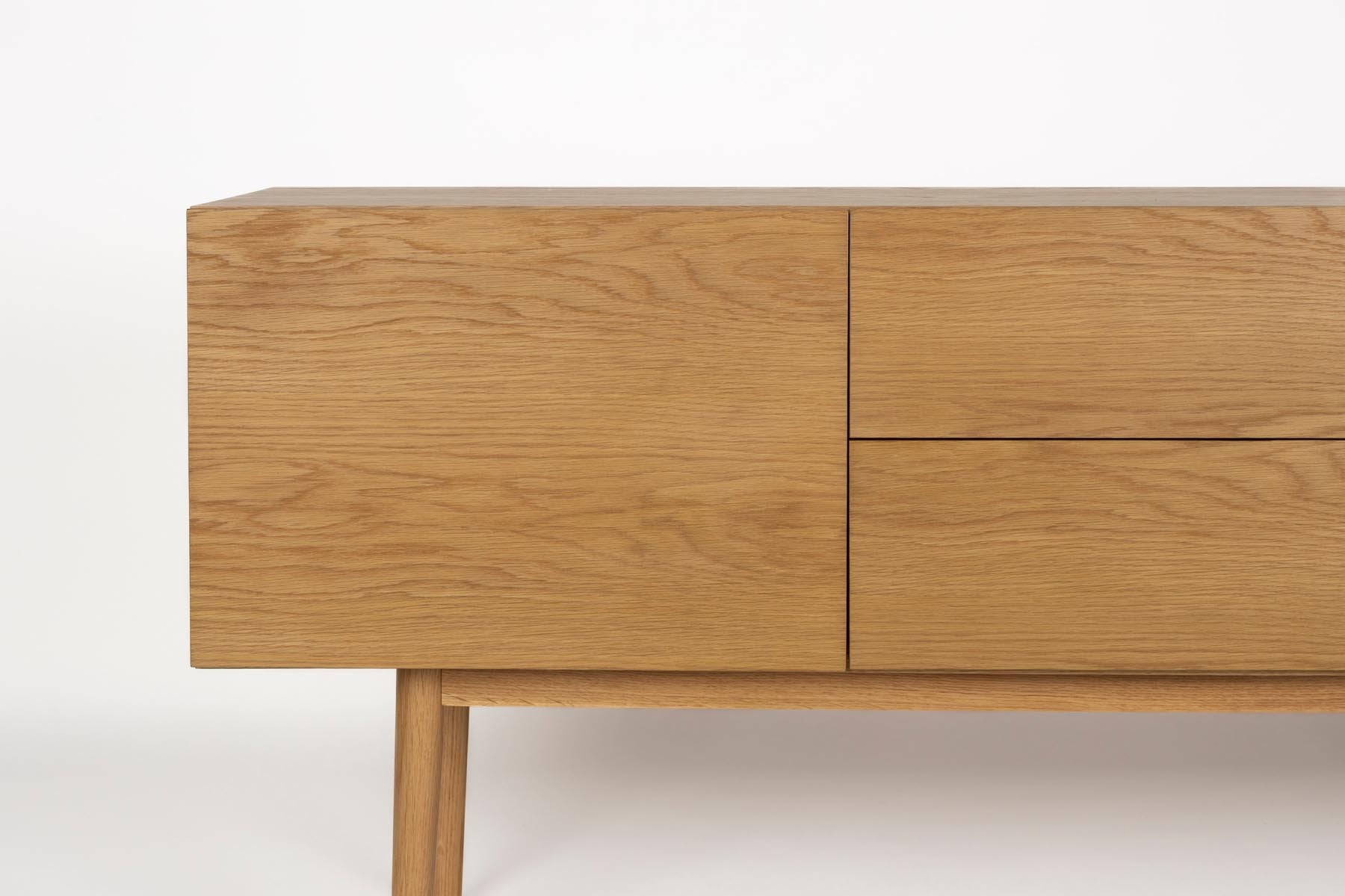 Moderner, stilvoller Holzschrank von Zuiver in sanften Beigetönen, perfekt für eine elegante und funktionale Wohnraumgestaltung.