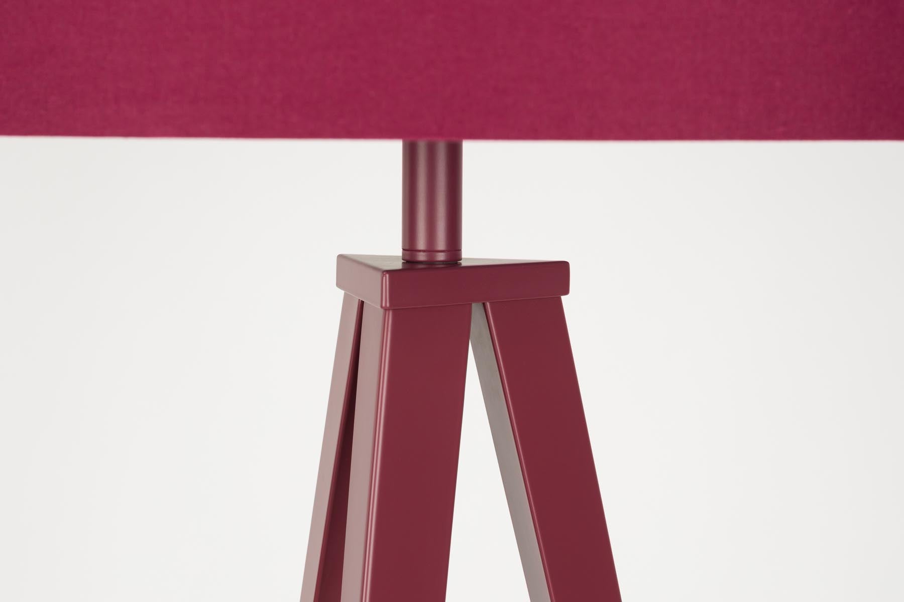 Stehleuchte Tripod in Rot präsentiert im Onlineshop von KAQTU Design AG. Stehleuchte ist von Zuiver