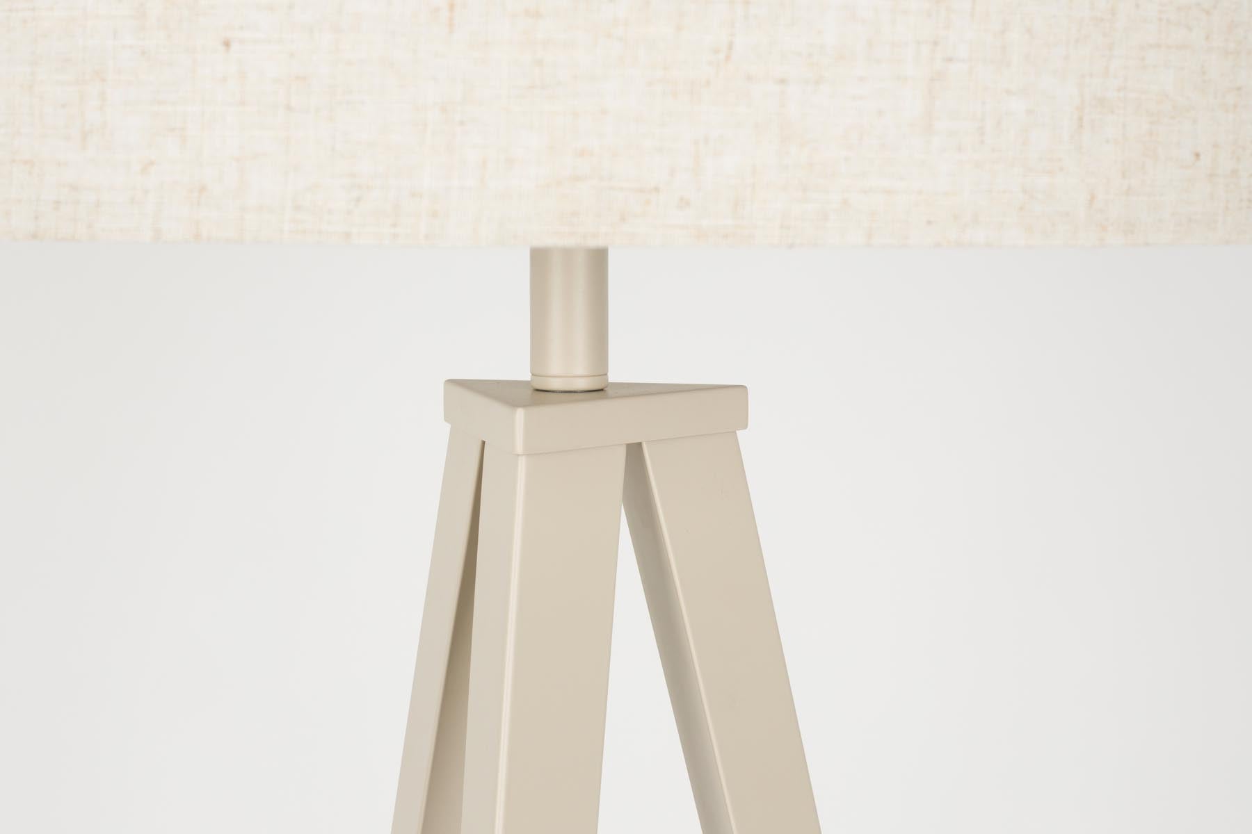 Stehleuchte Tripod in Beige präsentiert im Onlineshop von KAQTU Design AG. Stehleuchte ist von Zuiver