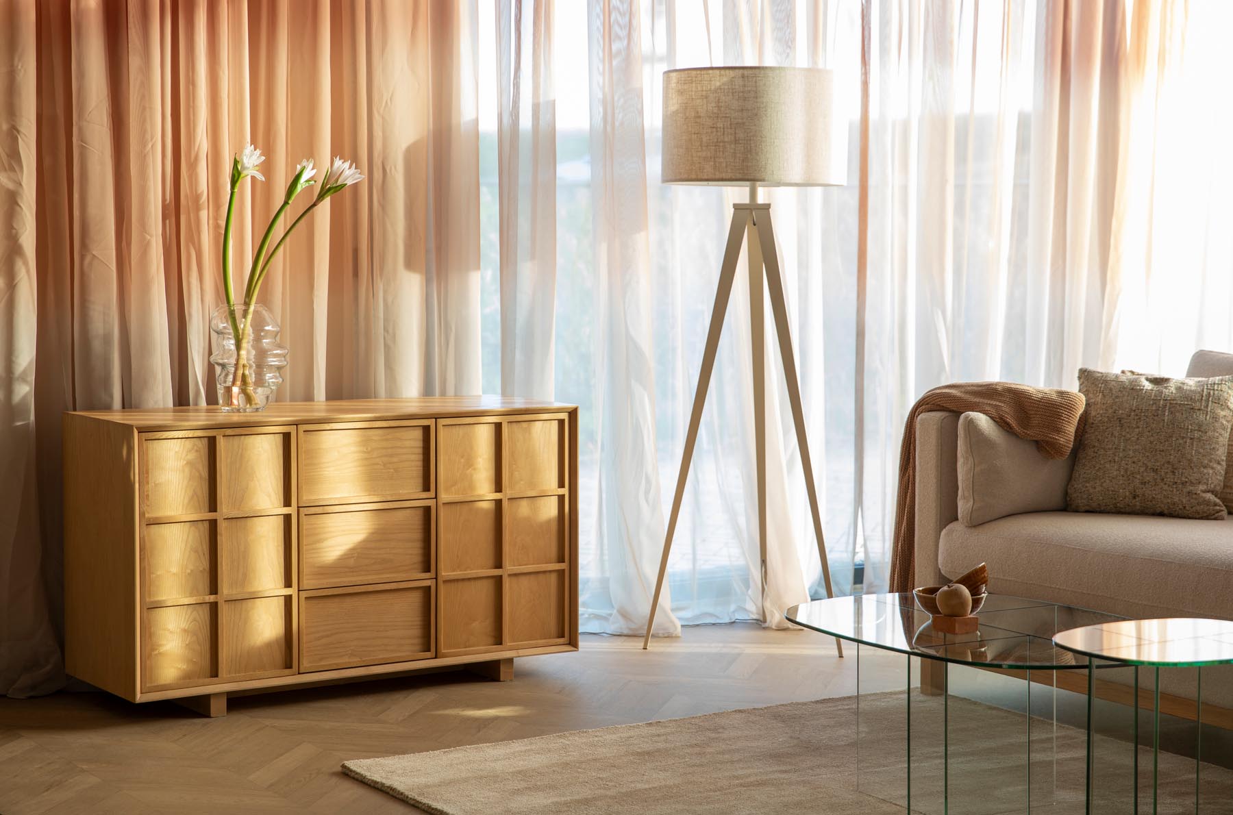 Stehleuchte Tripod in Beige präsentiert im Onlineshop von KAQTU Design AG. Stehleuchte ist von Zuiver