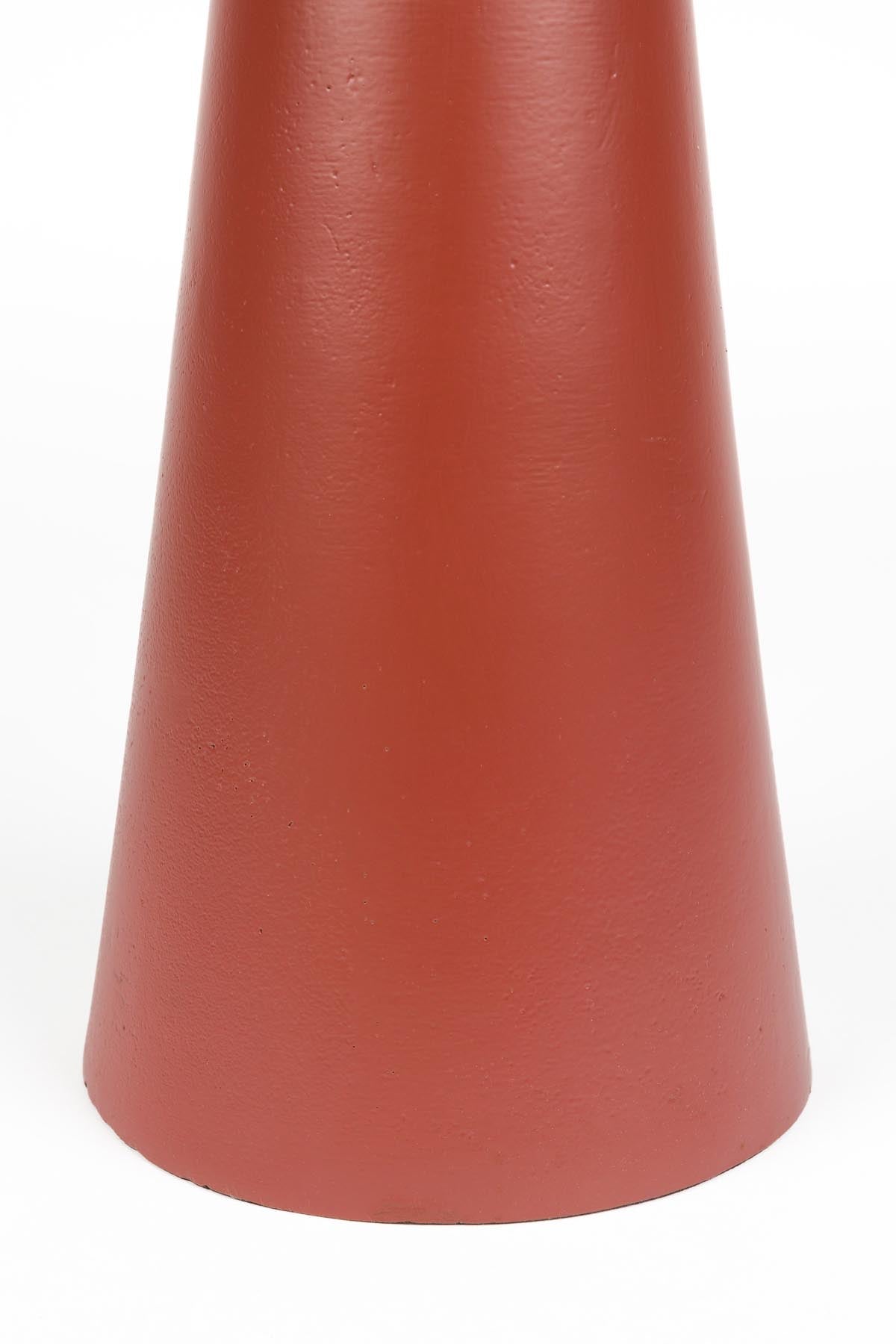 Eleganter Beistelltisch Floss in strahlendem Rot, perfekt für kreative Wohnräume und als Blickfang in jedem Zuhause. Design von Zuiver.