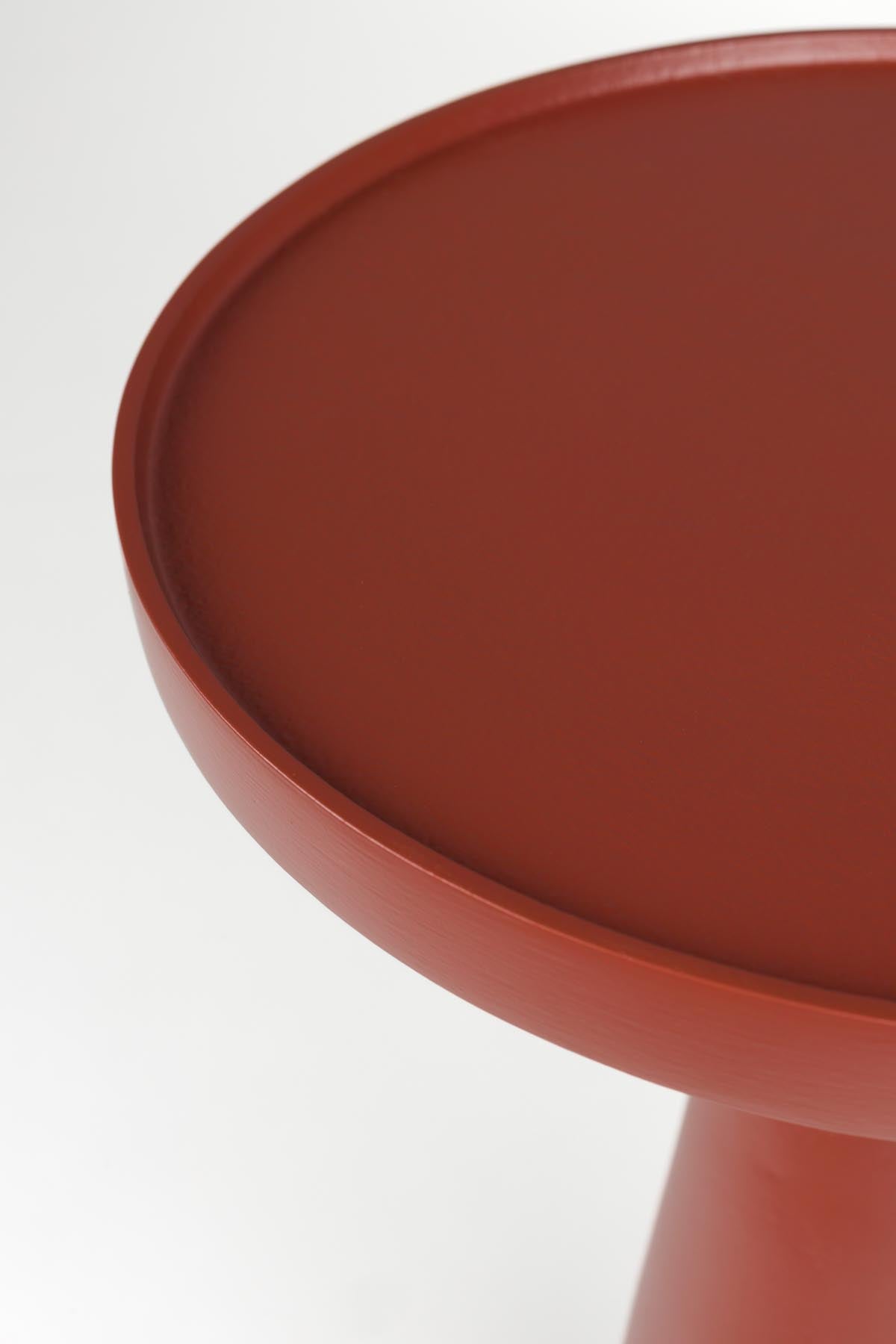 Eleganter Beistelltisch Floss in strahlendem Rot, perfekt für kreative Wohnräume und als Blickfang in jedem Zuhause.