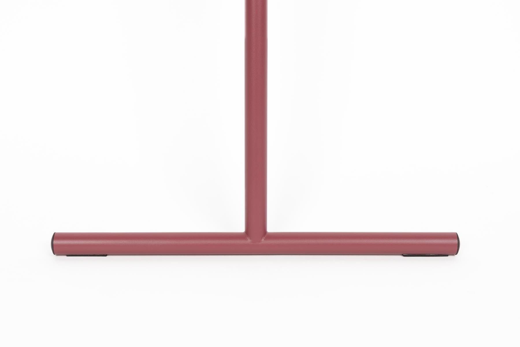 Stilvolle Leiter Tess in Marsala von Zuiver, perfekter Kleiderständer für eine moderne und elegante Raumgestaltung.