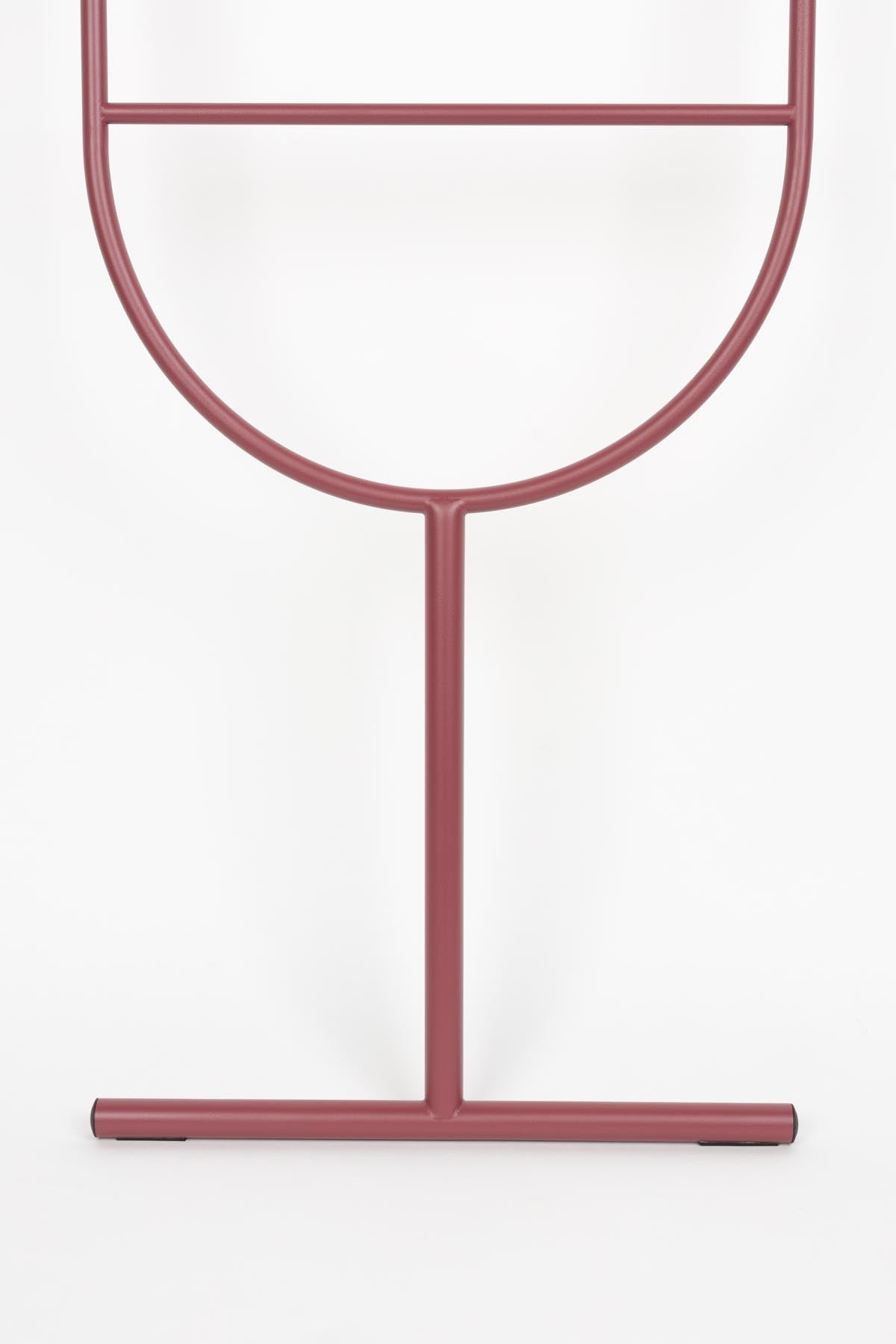 Elegante Leiter Tess in Marsala von Zuiver, idealer Kleiderständer für stilvolle Akzente in jedem modernen Wohnraum.