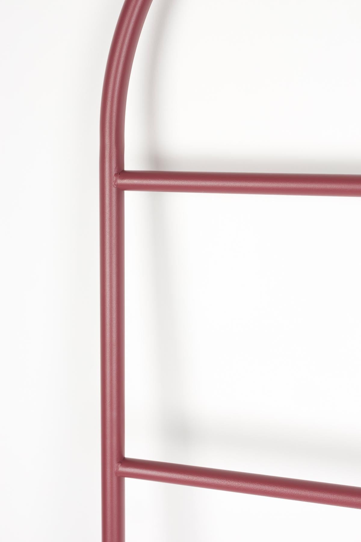 Stilvolle Leiter Tess in Marsala von Zuiver, perfekter Kleiderständer für eine moderne und elegante Raumgestaltung.