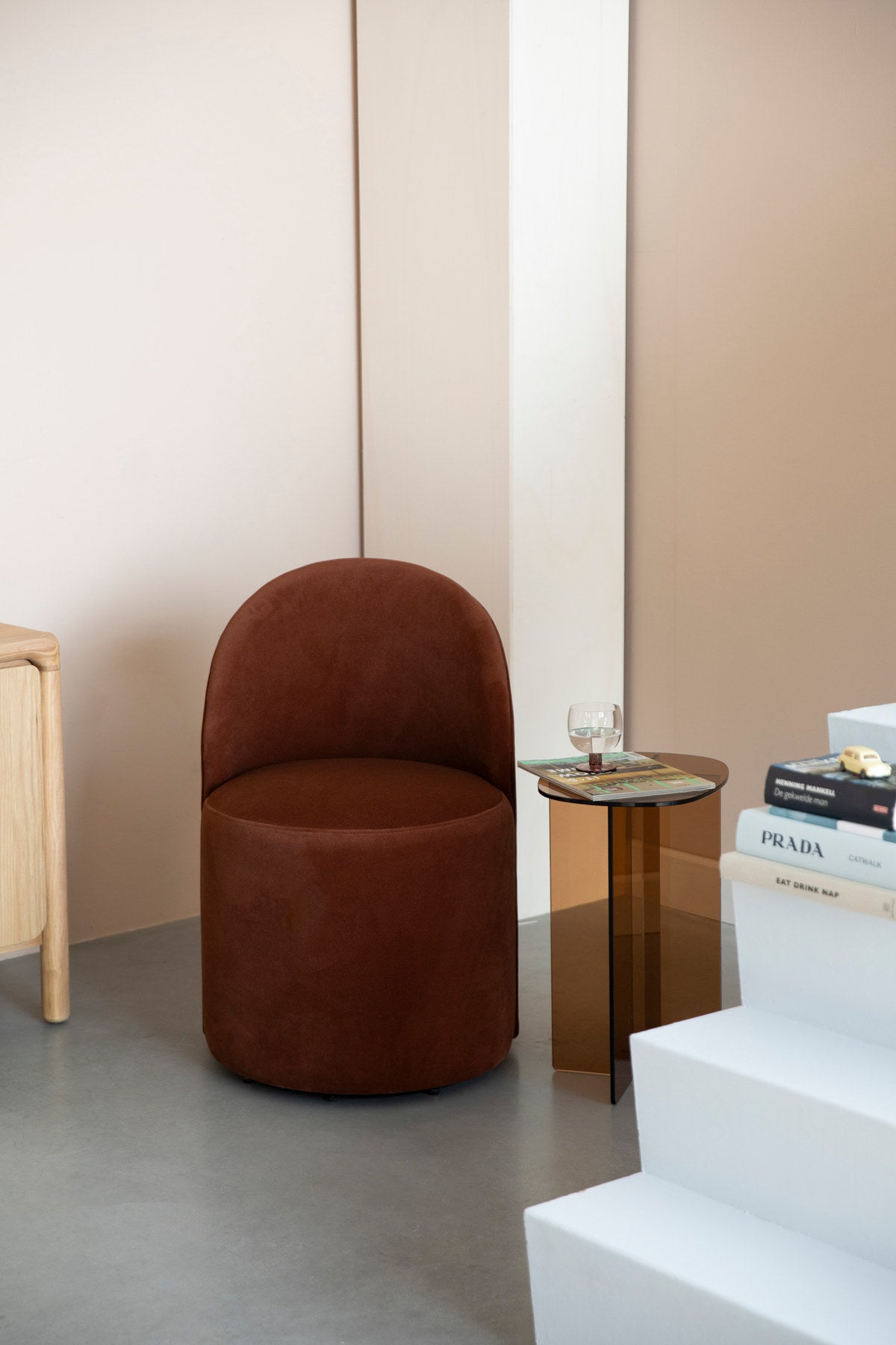 Sessel Plush in Braun präsentiert im Onlineshop von KAQTU Design AG. Sessel ist von Zuiver