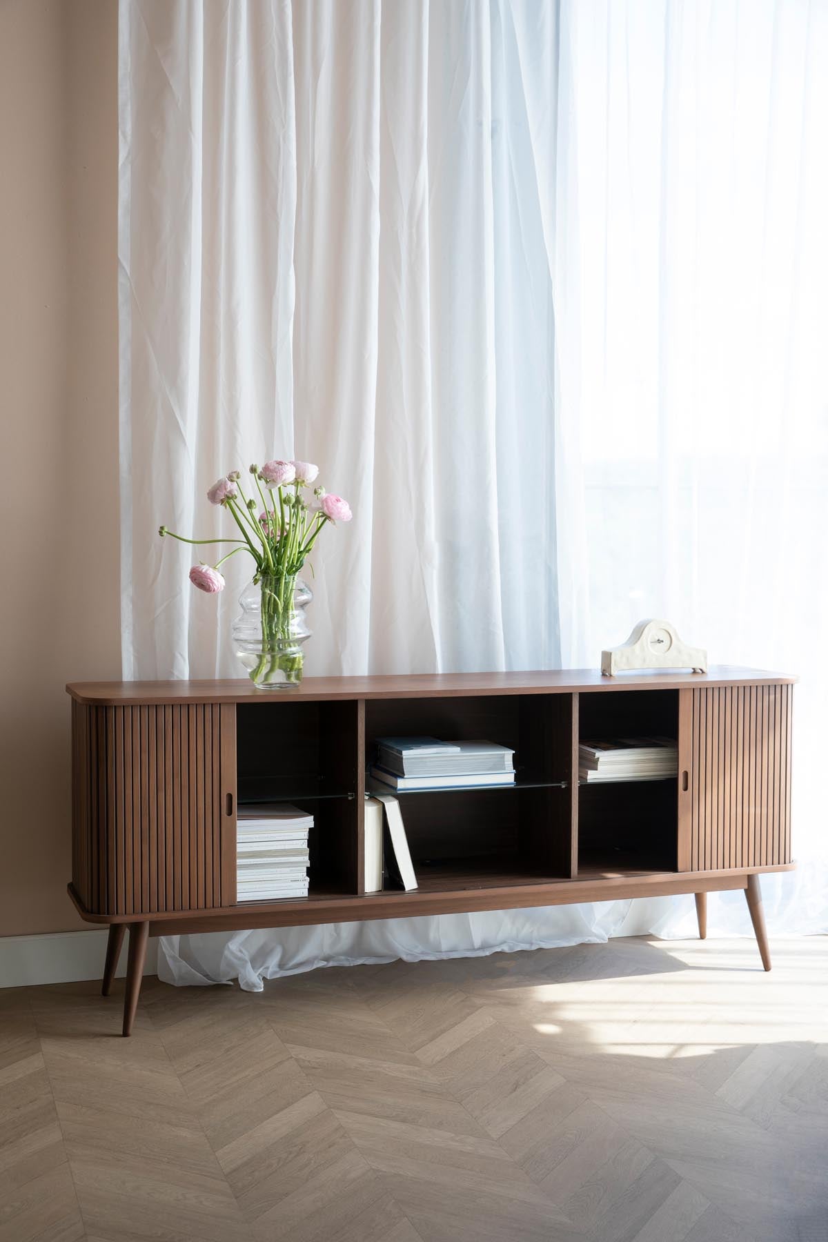 Sideboard Barbier in Walnuss präsentiert im Onlineshop von KAQTU Design AG. Sideboard ist von Zuiver