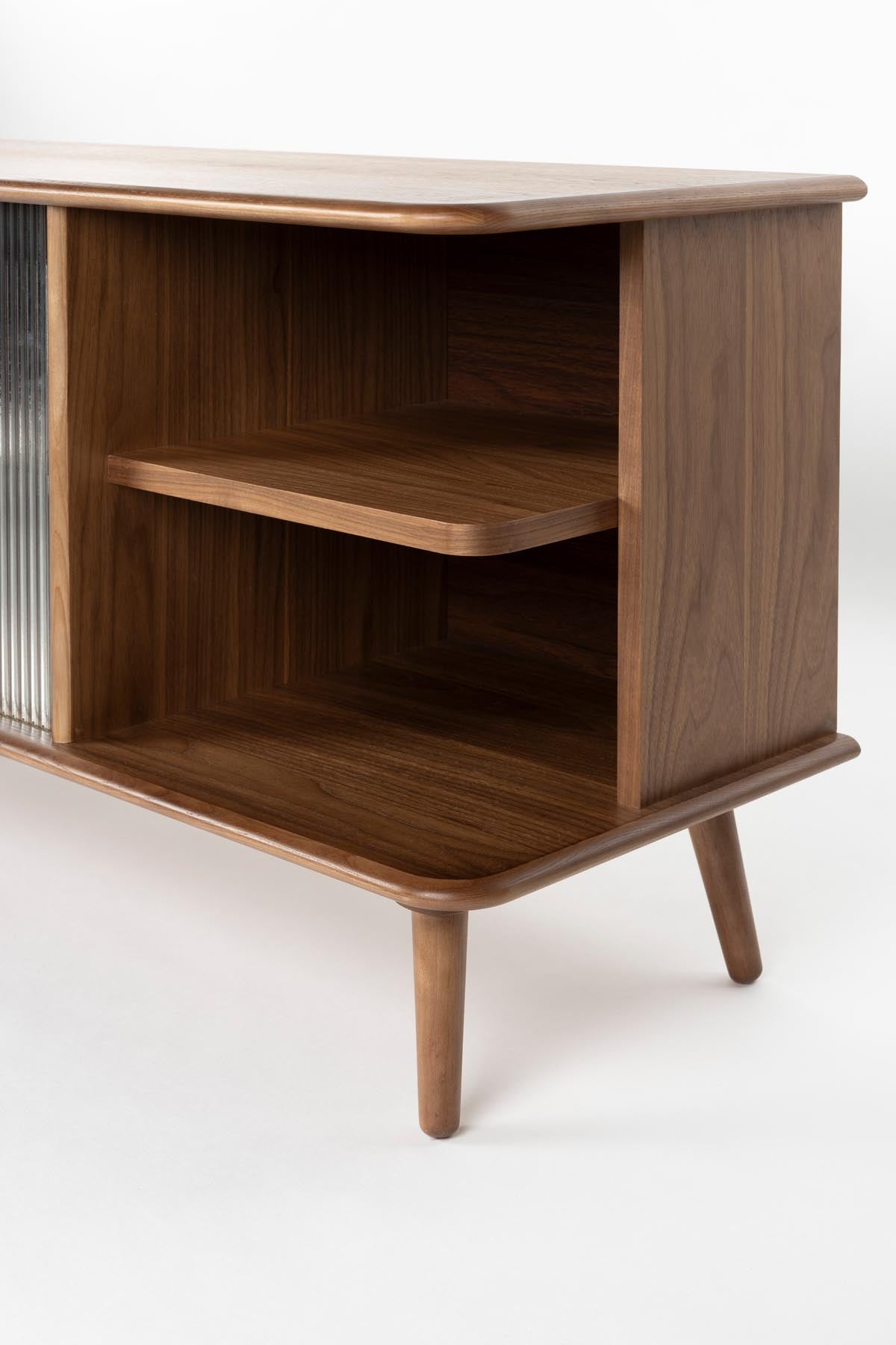 Sideboard Rise in Braun präsentiert im Onlineshop von KAQTU Design AG. Sideboards ist von Zuiver