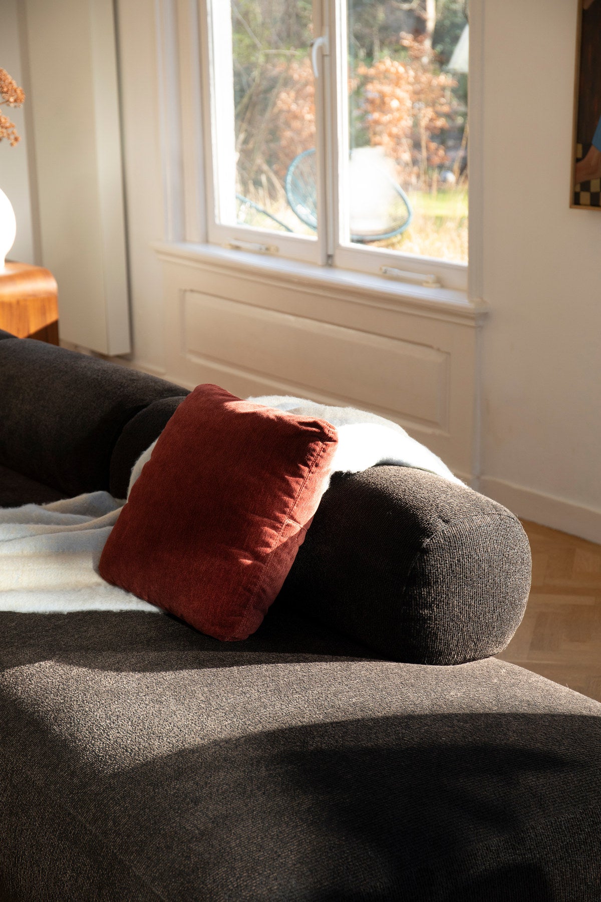Kissen Nube in beige präsentiert im Onlineshop von KAQTU Design AG. Deko Kissen ist von Zuiver