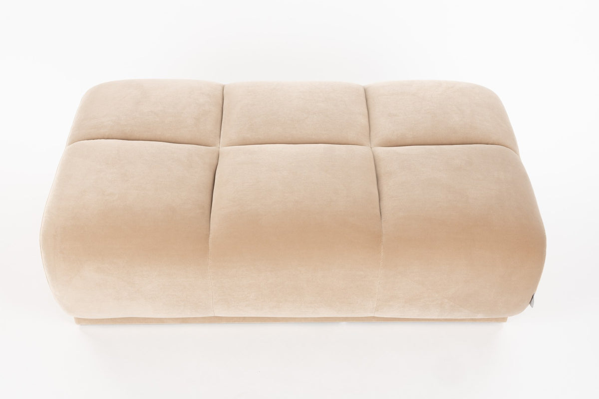 Beiger Hocker mit runden Formen, Polyesterbezug und Schaumstoffpolsterung, Modell Hazel von Zuiver, Masse 127x80x38 cm.