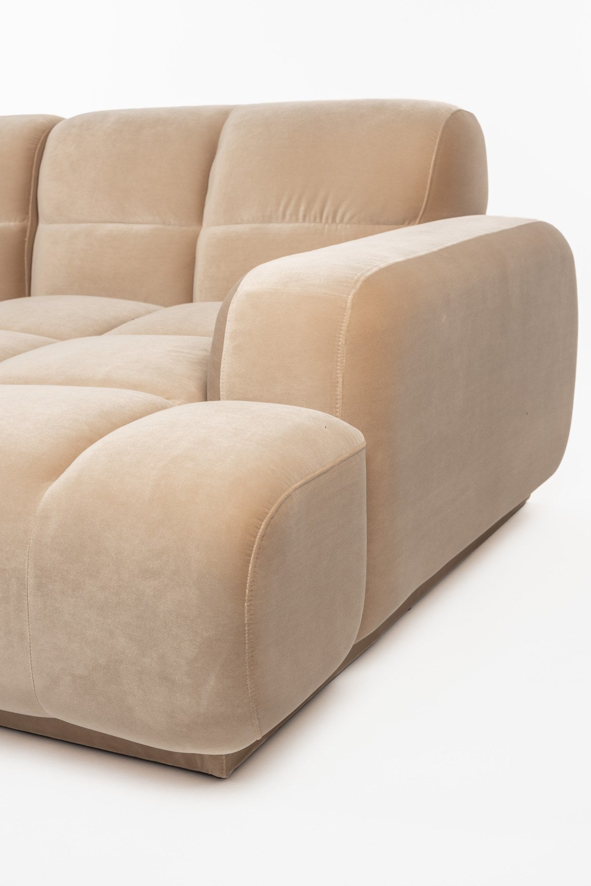 Beige gepolstertes Ecksofa rechts mit Chaise Longue, Modell Hazel von Zuiver, Sitzfläche aus weichem Polyesterstoff mit runden Formen.