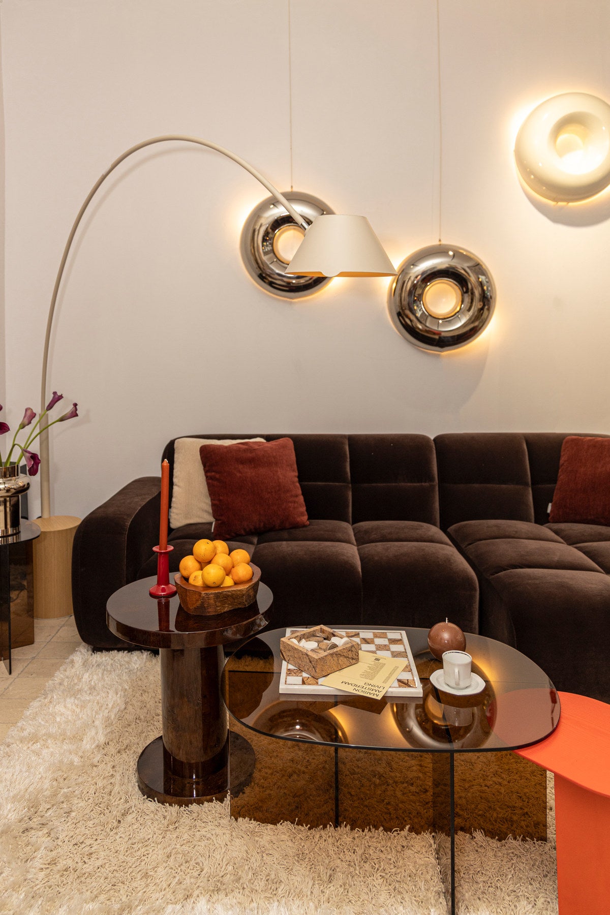 Beige gepolstertes Ecksofa rechts mit Chaise Longue, Modell Hazel von Zuiver, Sitzfläche aus weichem Polyesterstoff mit runden Formen.