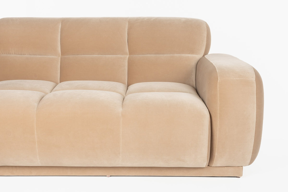 Beigefarbenes 5er Sofa Hazel von Zuiver mit gepolsterter Sitzfläche aus Polyester, Schaumstoffpolsterung und grosszügiger Sitzfläche.