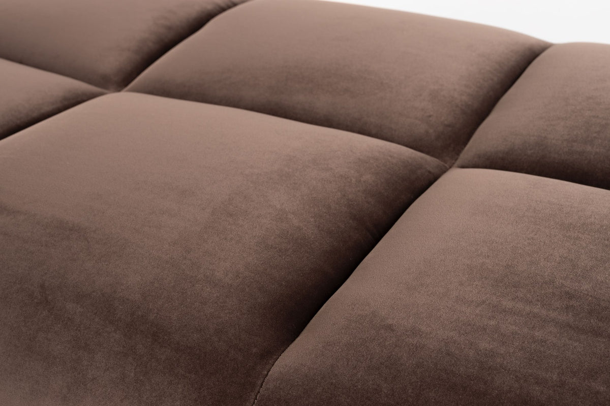 Gepolsterter Hocker Hazel Brown von Zuiver mit runder Form, brauner Polyester-Bezug und Schaumstofffüllung, Masse 127x80x38 cm.