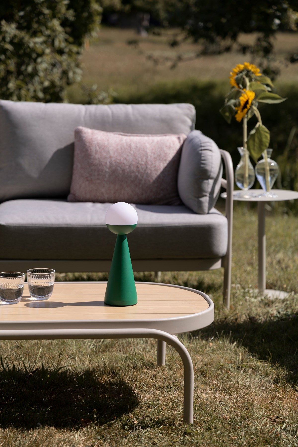 Tischlampe Bello in Grün präsentiert im Onlineshop von KAQTU Design AG. Tischleuchte ist von Zuiver