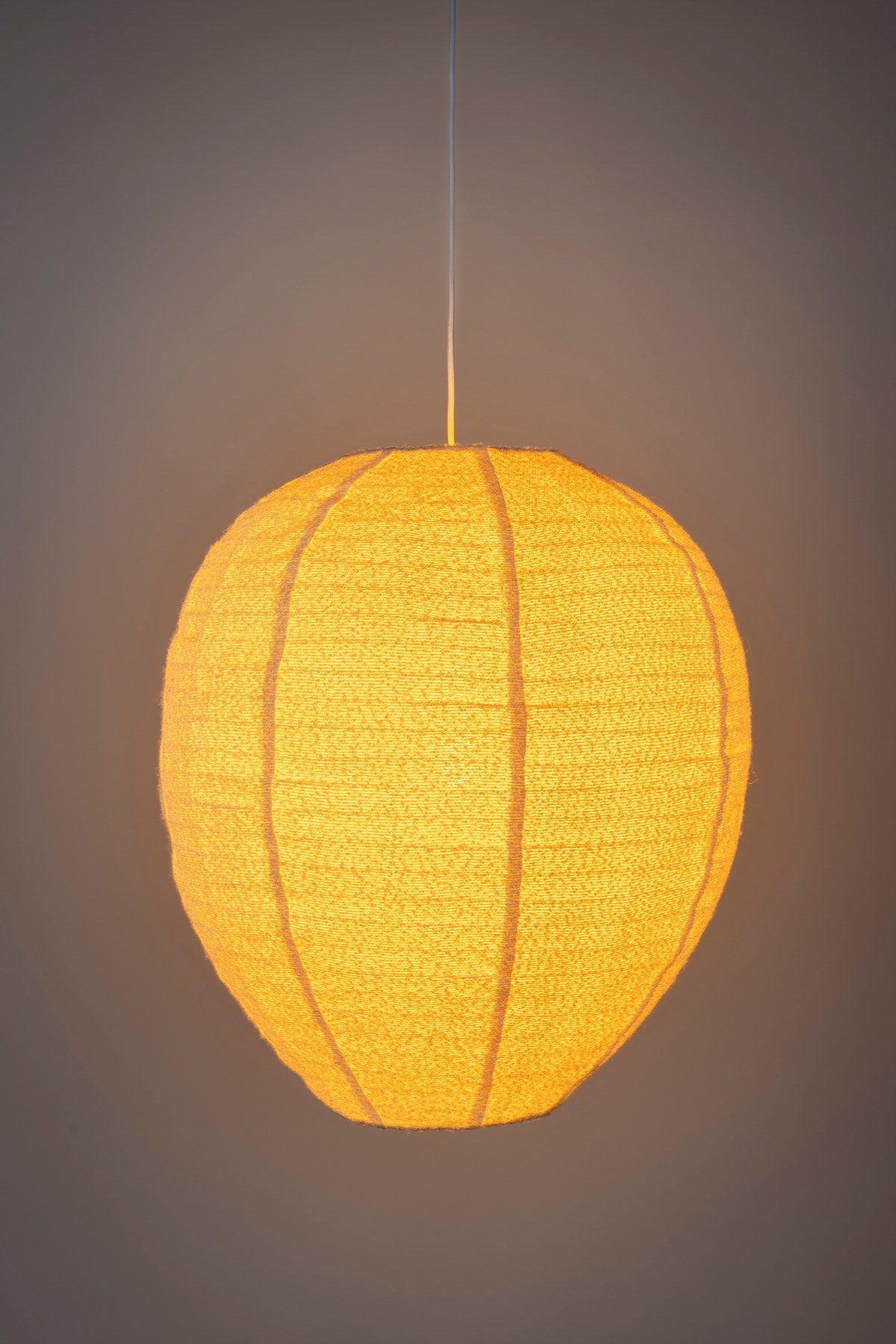 Pendelleuchte Cocoon in Creme präsentiert im Onlineshop von KAQTU Design AG. Pendelleuchte ist von Zuiver
