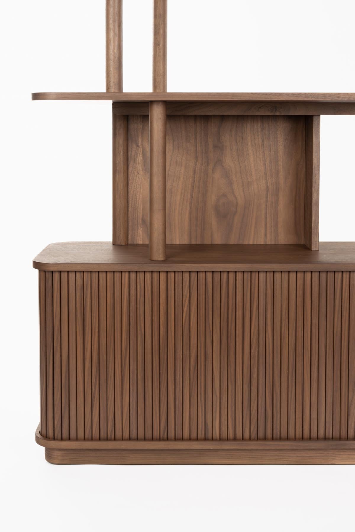 Bücherregal Barbier in Braun präsentiert im Onlineshop von KAQTU Design AG. Cabinet ist von Zuiver