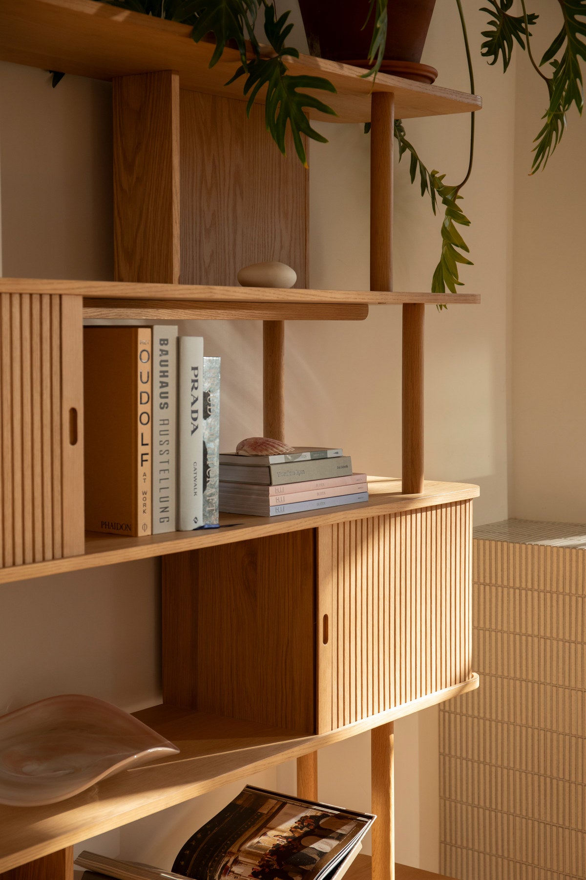 Bücherregal Barbier in Natur präsentiert im Onlineshop von KAQTU Design AG. Cabinet ist von Zuiver